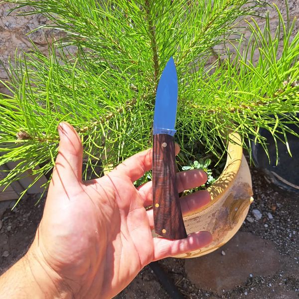 Navajas modelo Saltillo y Misisipi con acero O1 y material G10 y madera encina en las cachas, pasadores de acero al carbono y laton en la de madera.